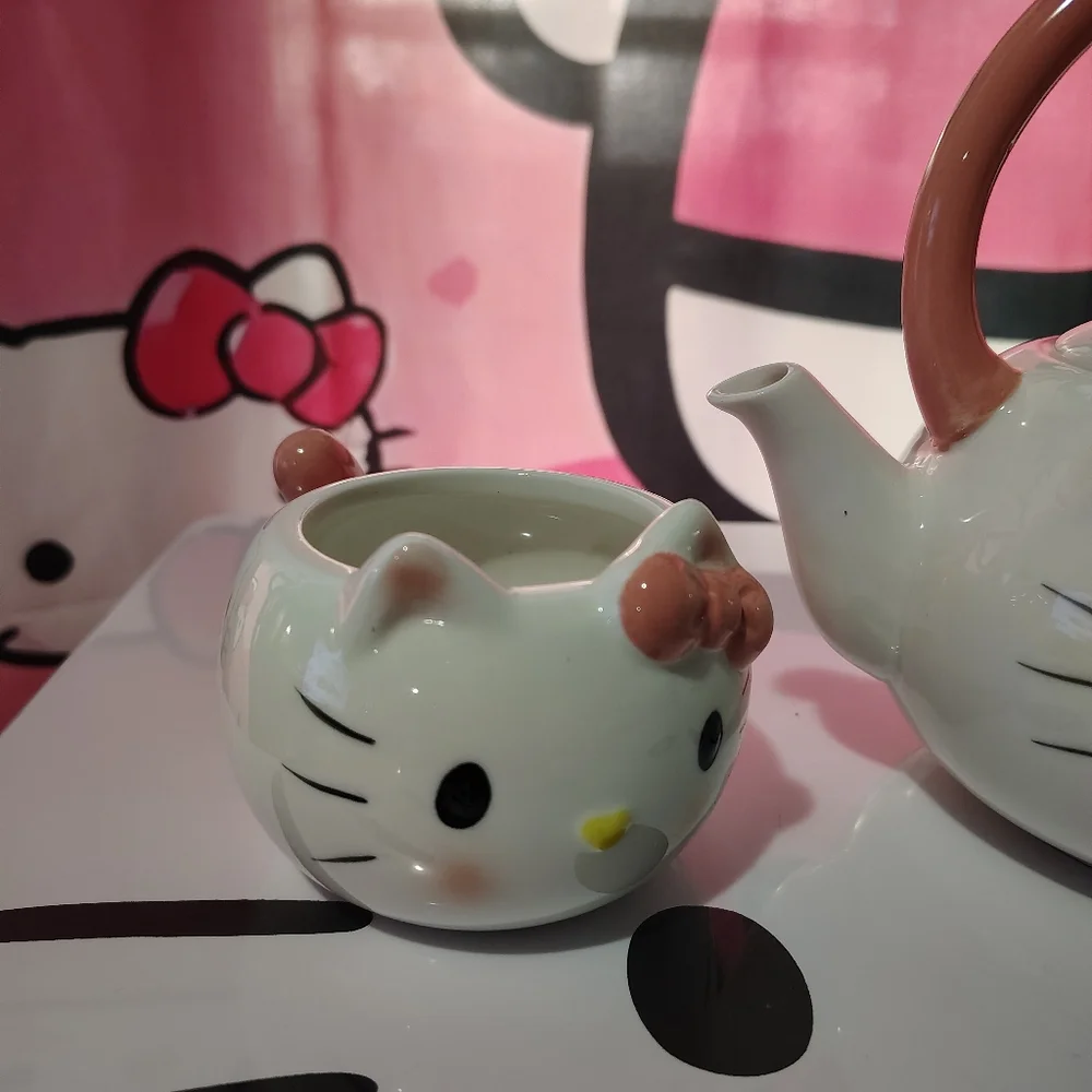 EXCLUSIVE - Hello Kitty Tea Set (Not A Toy)